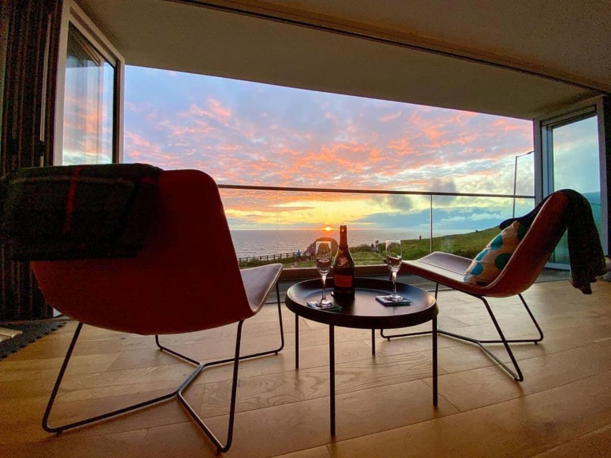 Sunset Waves Sea View Apartment Featuring Panoramic Views & Parking Newquay  Bagian luar foto