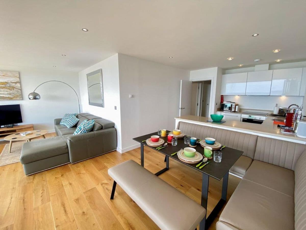 Sunset Waves Sea View Apartment Featuring Panoramic Views & Parking Newquay  Bagian luar foto