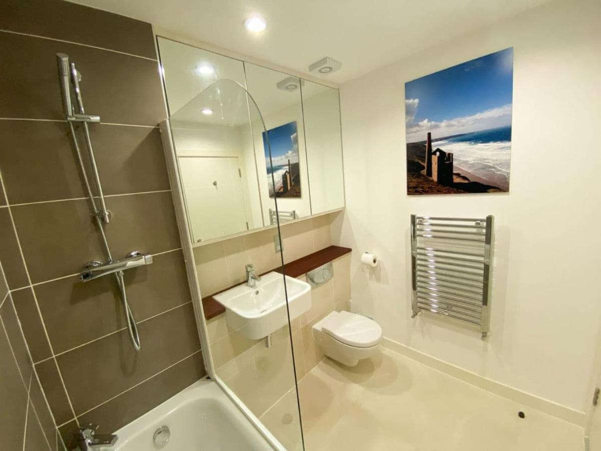 Sunset Waves Sea View Apartment Featuring Panoramic Views & Parking Newquay  Bagian luar foto