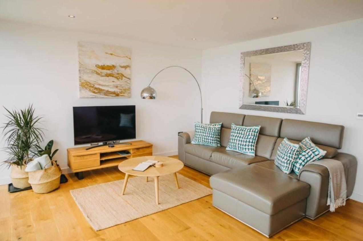 Sunset Waves Sea View Apartment Featuring Panoramic Views & Parking Newquay  Bagian luar foto